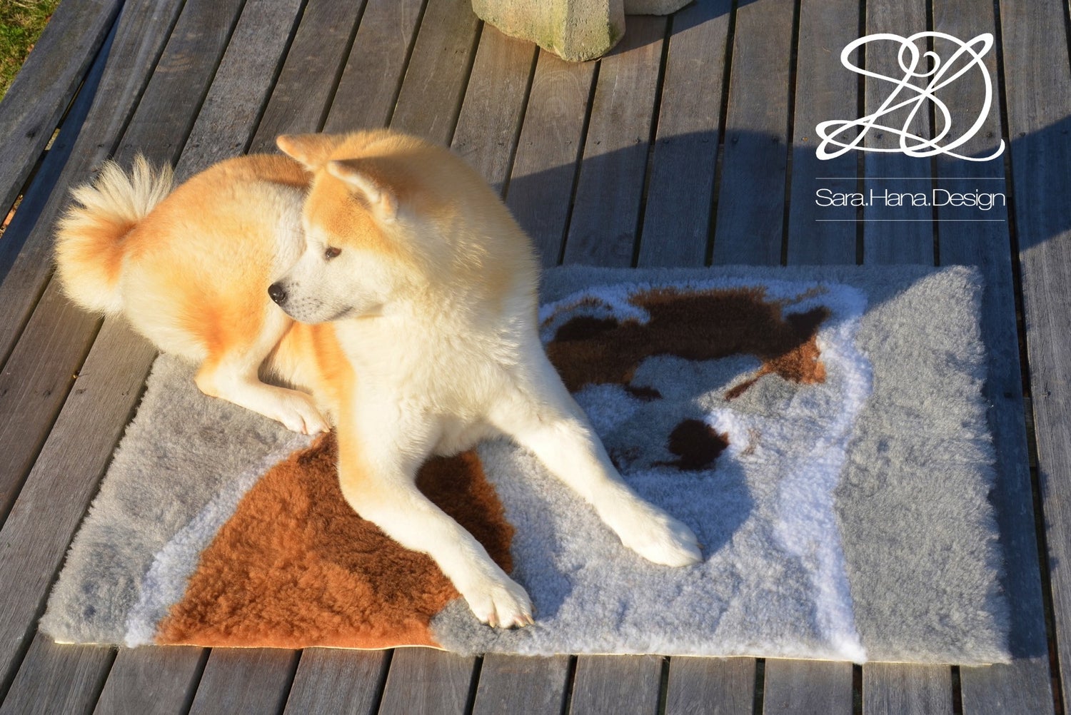 SARA HANA DESIGN — AKITA DESIGN DOG BED