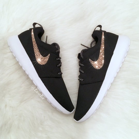 nike roshe black and gold