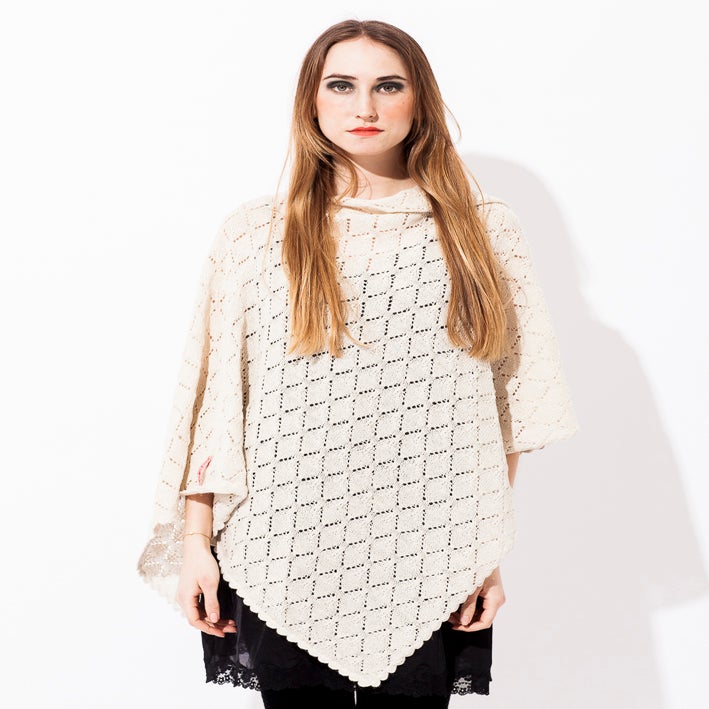 Knätofs — Laceknitted BIG Poncho Offwhite